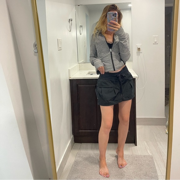 lululemon athletica Dresses & Skirts - Lululemon skirt skort tennis golf size 10 black with built in shorts drawstring